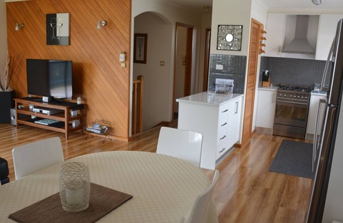 Dromana House | Tulip Getaway- Dromana, Mornington Peninsula