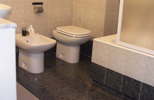 Aurelio Apartment | TULIP ROOM WITH BALCONY IN APARTMENT NEAR SAN PIETRO up to TWO PEOPLE