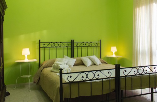 Aurelio Apartment | TULIP ROOM WITH BALCONY IN APARTMENT NEAR SAN PIETRO up to TWO PEOPLE