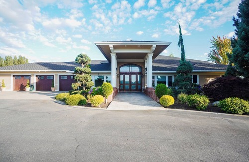 Mount Vernon House | Tulips and Cascade Mountains Retreat
