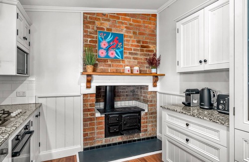 Merewether House | Tullawong House - Scenic Views - Pet Friendlynn