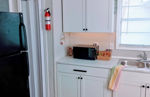 Brentwood House | Tullulah-North Shore Home near Jax Zoo 2BR/1BA Just 30-minutes from the beach!