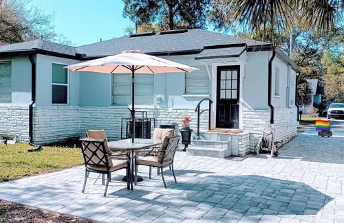 Brentwood House | Tullulah-North Shore Home near Jax Zoo 2BR/1BA Just 30-minutes from the beach!