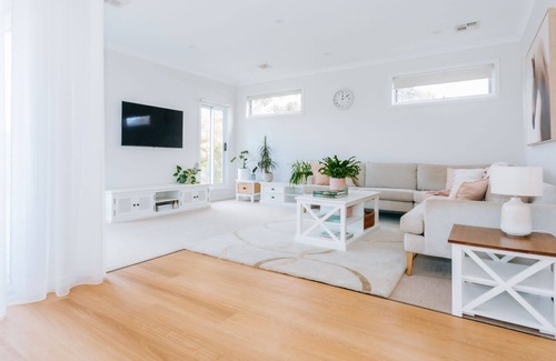 Balnarring House | Tully View Beach House Take it easy and revel in the spacious, cozy, sunlit family holiday home.