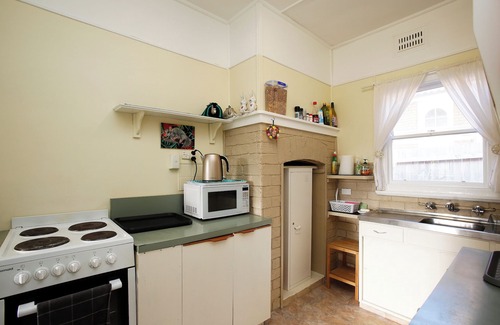 Wentworth Falls Cottage | Tullys Hut - Walk to Hikes, Waterfalls, Views