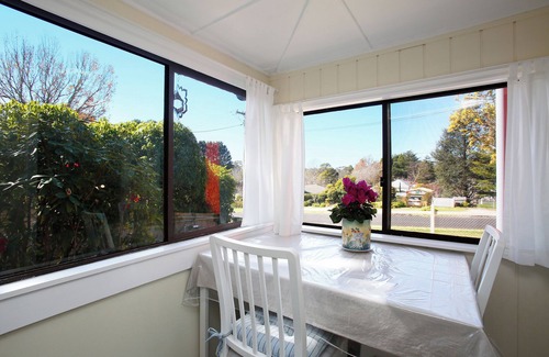 Wentworth Falls Cottage | Tullys Hut - Walk to Hikes, Waterfalls, Views