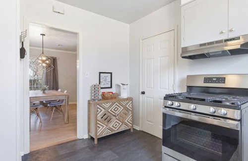 Tulsa House | Tulsa Vintage Chic Cottage |King Bed Expo TU Dtwn