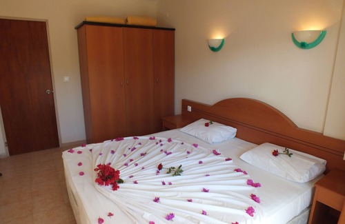 Kadnlar Denizi Mahallesi Resort | Tuntas Family Suites Kusadasi