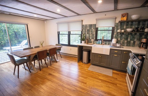 Frenchburg House | Tupelo Honey Home *EV Charger, Hot Tub, Solar Powered!*