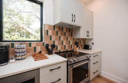 Wilmington House | Turf ROOFTOP + Sleeps Up to 16 If Renting Multiple Units! Unit B