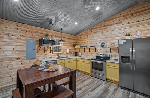 Fort Payne House | Turkey Trot-cozy cabin w/hot tub & fire pit