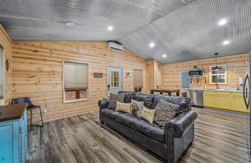 Fort Payne House | Turkey Trot-cozy cabin w/hot tub & fire pit