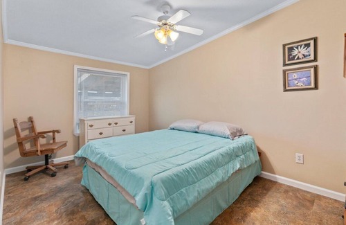 Deatonville House | Turner's Bay Cottage - Amazing Lakefront Sunsets