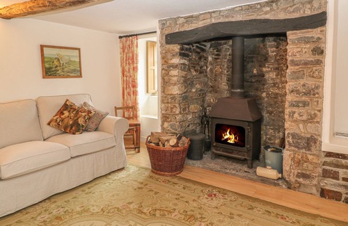 Clovelly Cottage | TURNPIKE COTTAGE, pet friendly, with open fire in Woolfardisworthy
