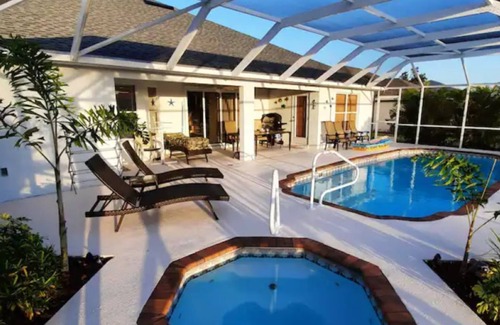 Broadmoor House | Turtle Bay Villa/Pool/Hot Tube/Canal View