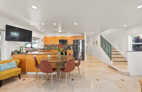 Makaha House | Turtle House by AvantStay | Oceanfront Group Retreat w/Patio + Views