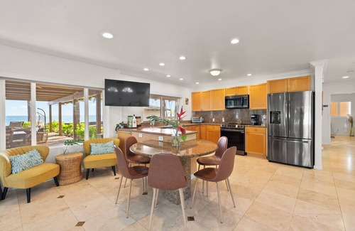 Makaha House | Turtle House by AvantStay | Oceanfront Group Retreat w/Patio + Views
