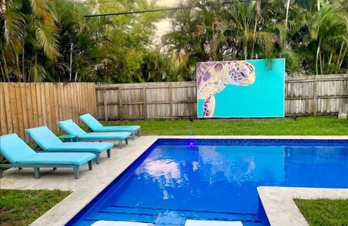 Lake Ridge House | Turtle Nest Bungalow -with Private Backyard Oasis, Fort Lauderdale