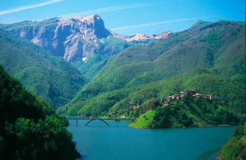 Castiglione di Garfagnana House | Tuscan Farmhouse in Castiglione di Garfagnana with Garden