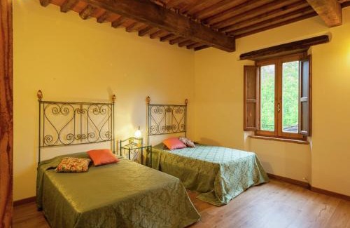 Castiglione di Garfagnana House | Tuscan Farmhouse in Castiglione di Garfagnana with Garden