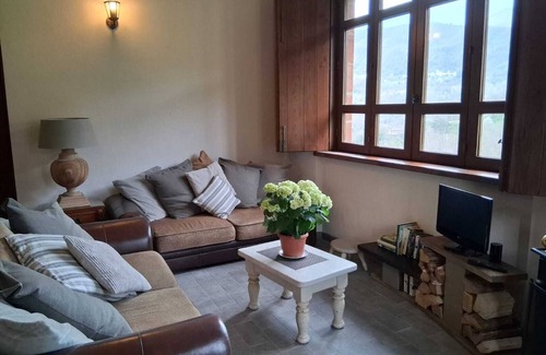 Guzzano-pieve di Controne House | Tuscan Farmhouse, panoramic views, pool, near to Lucca, Pisa & Florence