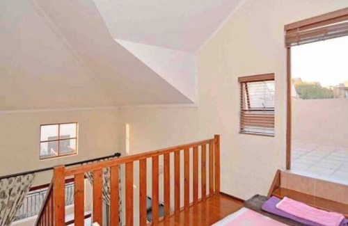 Lone Hill Apartment | Tuscan style loft, 2 patios, WiFi, Netflix , poolnn