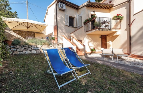 Livorno House | Tuscan vacation home with sea view and private garden