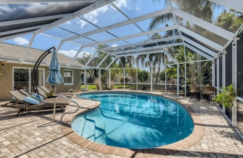 Seminole Villa | Tuscan Villa with a Pristine Pool! Minutes from Redington Beach