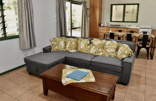 Arorangi House | Tuteveras' Arms - Arorangi