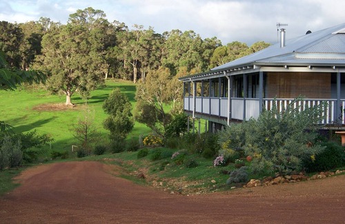 Barrabup Bed & Breakfast | Twin bed at hosted accommodation, plus breakfast