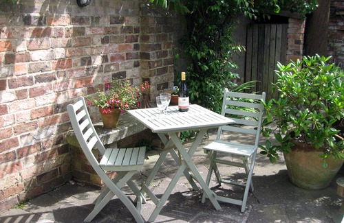 Cheltenham Ski Chalet | Twin-bedded detached self-catering studio with large patio, Cheltenham Town
