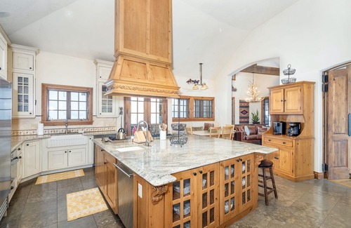 Telluride House | TWIN ELK- Luxury Estate, Game Room, Hot Tub, Easy ski Access