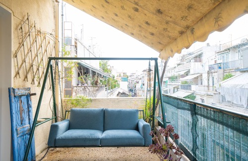 Pangrati Apartment | Twin Heights: A Retro Home for 3