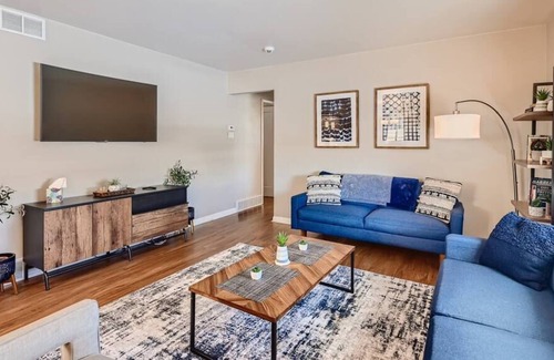 Twin Lakes House | Twin Lakes Landing | Pool Table | Central Location