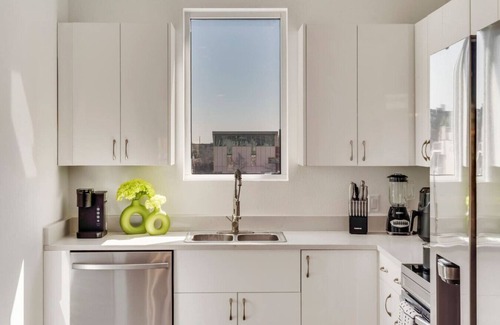 Downtown Dallas Apartment | Twin Metroview Apartments I King Bed I FreeParking