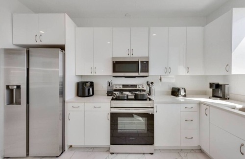 Downtown Dallas Apartment | Twin Metroview Apartments I King Bed I FreeParking