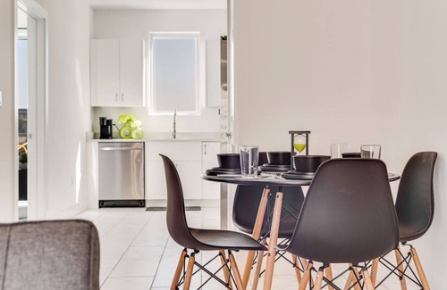 Downtown Dallas Apartment | Twin Metroview Apartments I King Bed I FreeParking