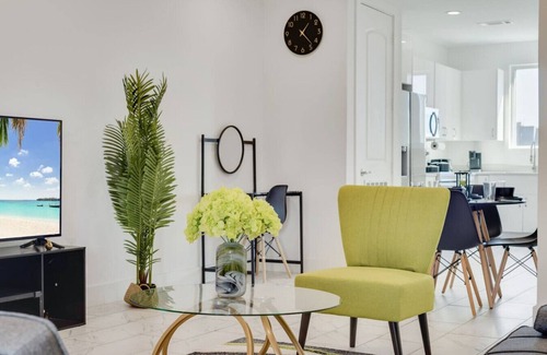 Downtown Dallas Apartment | Twin Metroview Apartments I King Bed I FreeParking