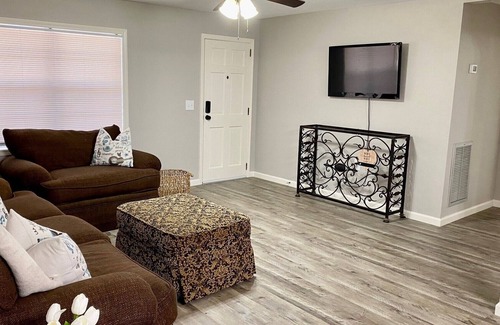 Lake Charles House | Twin Oaks Cozy Getaway in Lake Charles
