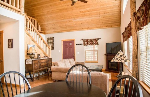 Estes Park House | Twin Owls Lodge, Great for families Master bedroom, Loft, full kitchen, Dogs OK