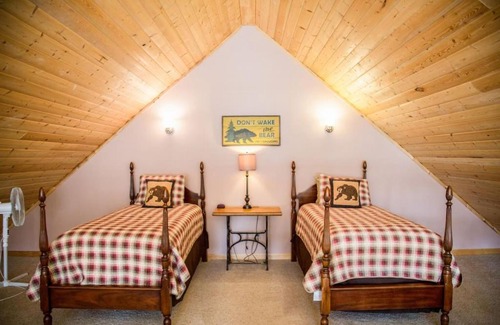 Estes Park House | Twin Owls Lodge, Great for families Master bedroom, Loft, full kitchen, Dogs OK