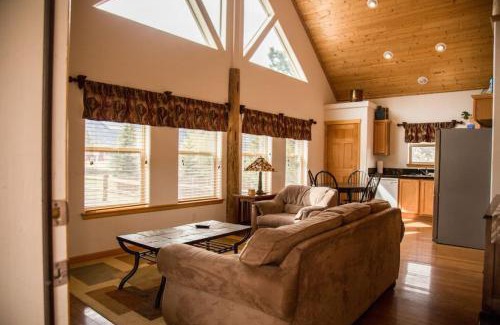 Estes Park House | Twin Owls Lodge, Great for families Master bedroom, Loft, full kitchen, Dogs OK