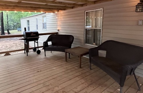 Negreet House | TWIN PINES Toledo Bend Camp with plenty of boat parking in quiet neighborhood