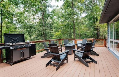 Nellysford House | Twin Ponds: King Beds, Hot tub, Gameroom, 75" TV, Foosball, Air Hockey, PingPong