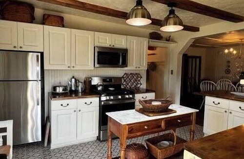 Norfork House | Twin River Stone Cottage - 7 BR/Sleeps 20