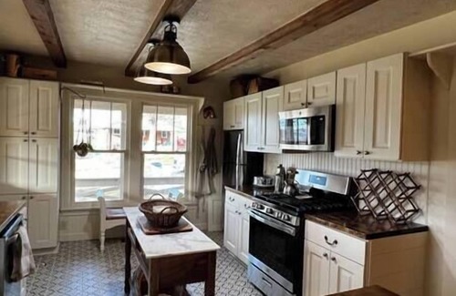 Norfork House | Twin River Stone Cottage - 7 BR/Sleeps 20