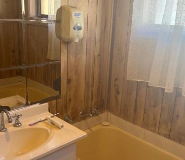 Pendle Hill House | Twin Room close to Train Station - PH2