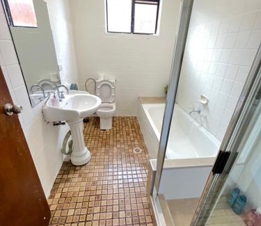 Lurnea House | Twin Room in Spacious House - L5
