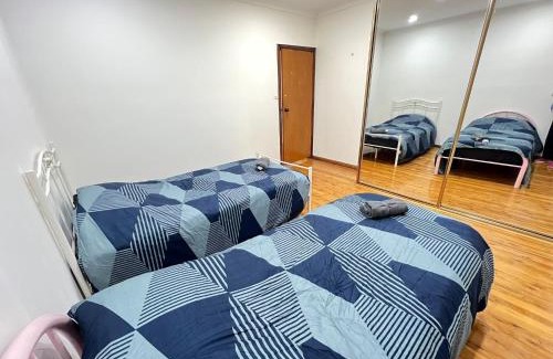 Lurnea House | Twin Room in Spacious House - L5