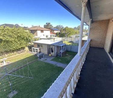 Lurnea House | Twin Room in Spacious House - L5